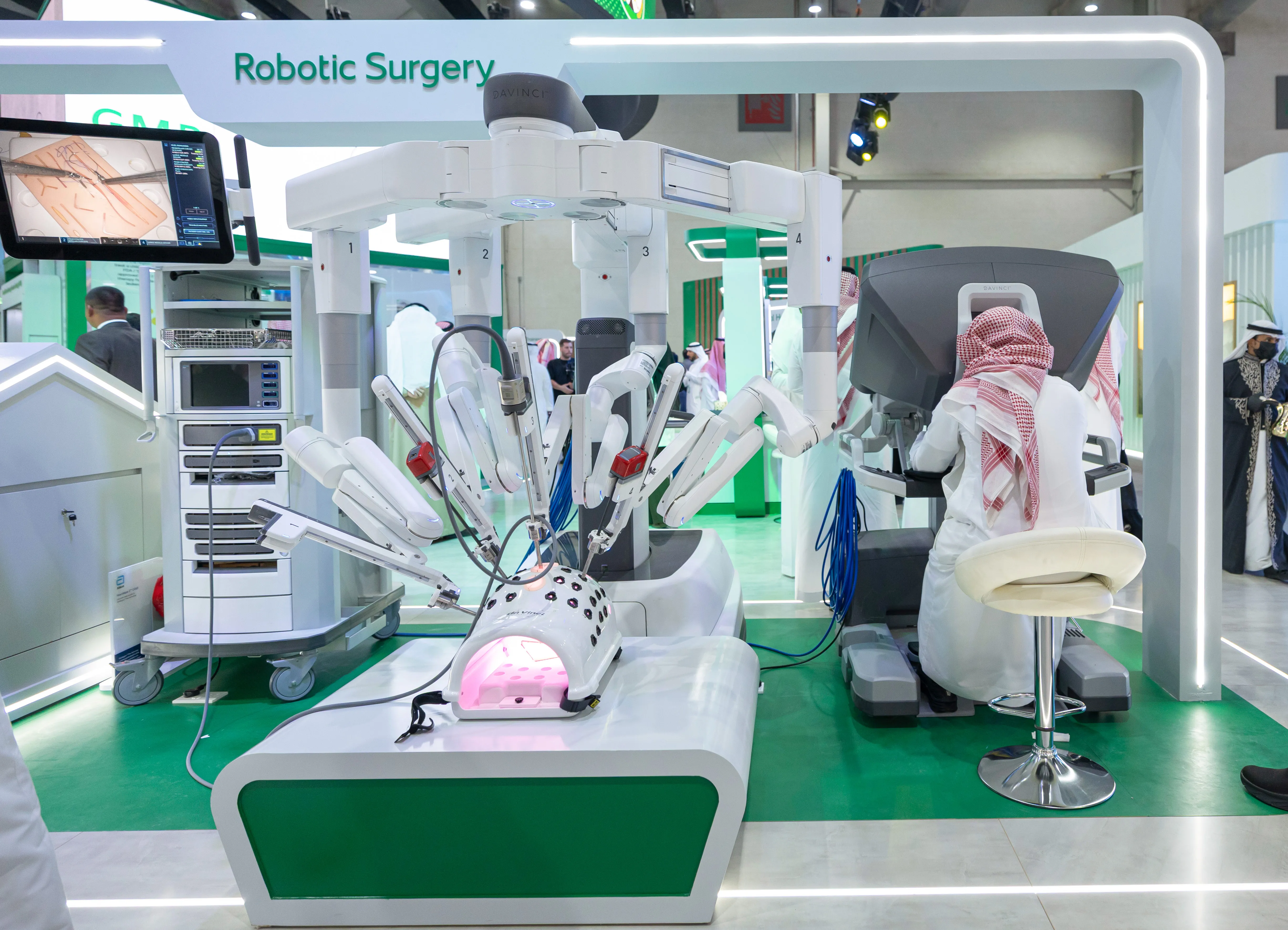 KFSHRC Highlights Its Advancements In Robotic Surgery At The Global Health Exhibition 2025 KFSHRC Highlights Its Advancements In Robotic Surgery At The Global Health Exhibition 2025