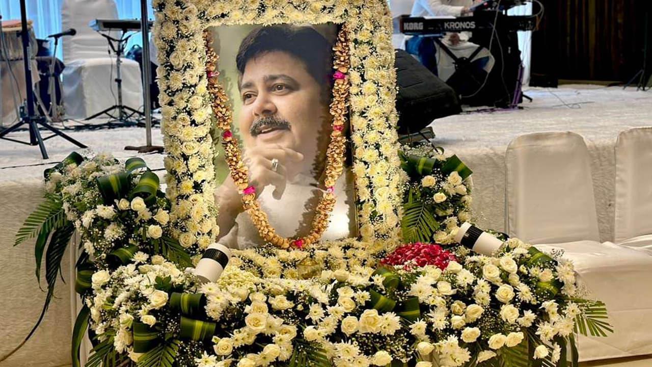 Inside PHOTOS: Rupali Ganguly To Shabana Azmi To Sonu Nigam And More Attend Satish Shah's Prayer Meet Inside PHOTOS: Rupali Ganguly To Shabana Azmi To Sonu Nigam And More Attend Satish Shah's Prayer Meet