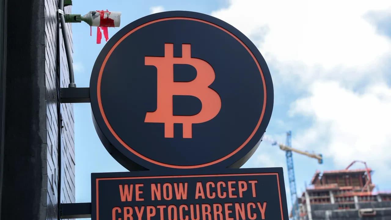 Bitcoin Holds Near $114K Ahead Of Fed Rate Decision - SOL, XRP Edge Higher Bitcoin Holds Near $114K Ahead Of Fed Rate Decision - SOL, XRP Edge Higher