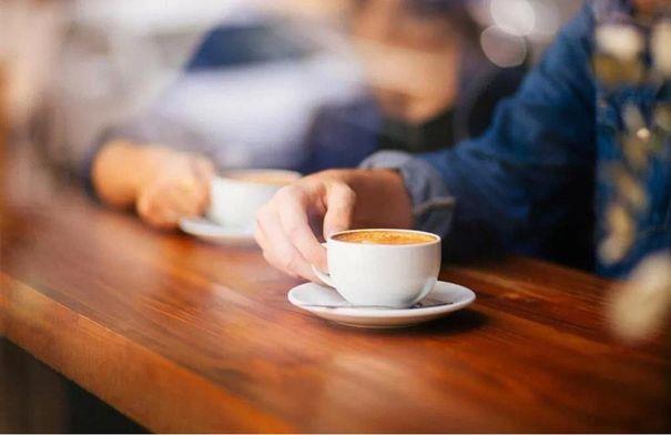 شاب يشارك طريقته المبتكرة في إعداد القهوة ☕️ شاب يشارك طريقته المبتكرة في إعداد القهوة ☕️