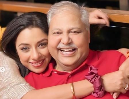 Rupali Ganguly Keeps Satish Shah's Legacy Alive With Heartwarming“Sarabhai” Posts Rupali Ganguly Keeps Satish Shah's Legacy Alive With Heartwarming“Sarabhai” Posts