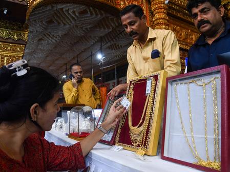 Gold Prices Slip Over Rs 3,000 Per 10 Grams As Global Sentiment Turns Weak Gold Prices Slip Over Rs 3,000 Per 10 Grams As Global Sentiment Turns Weak