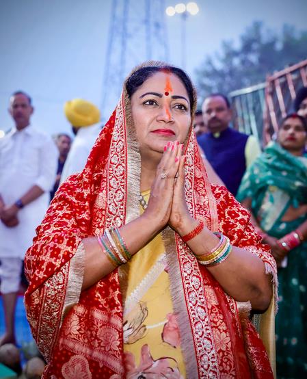 Delhi Immerses In Devotion: CM Rekha Gupta Performs Chhath Puja Rituals With Devotees Delhi Immerses In Devotion: CM Rekha Gupta Performs Chhath Puja Rituals With Devotees