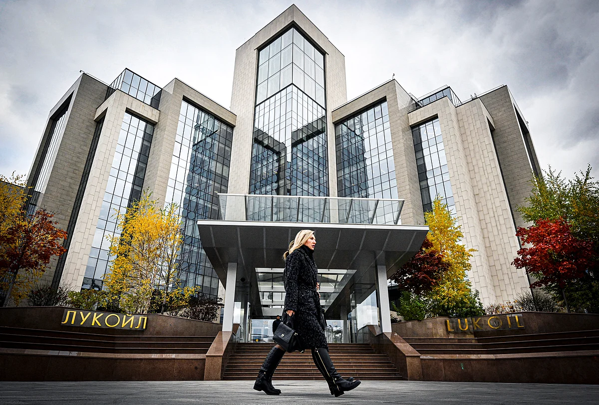 Oil Falls 2% As Investors Weigh Russia Sanctions, OPEC+ Output Plans  Oil Falls 2% As Investors Weigh Russia Sanctions, OPEC+ Output Plans