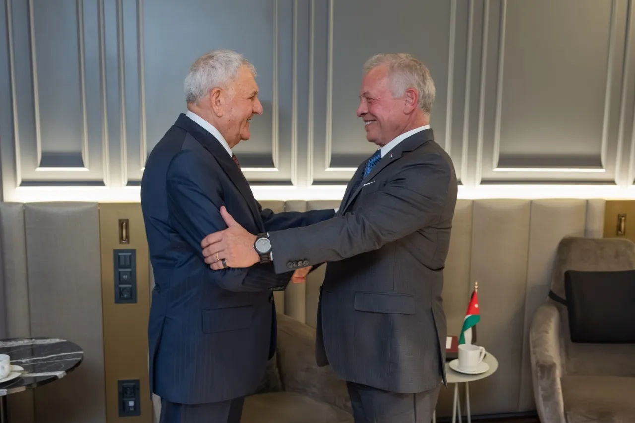 الملك يستقبل الرئيس العراقي لدى وصوله الأردن الملك يستقبل الرئيس العراقي لدى وصوله الأردن