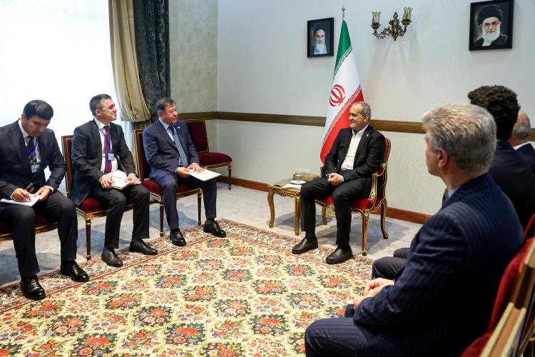 Iranian President Advocates For Common Currency To Boost Regional Dev't Iranian President Advocates For Common Currency To Boost Regional Dev't