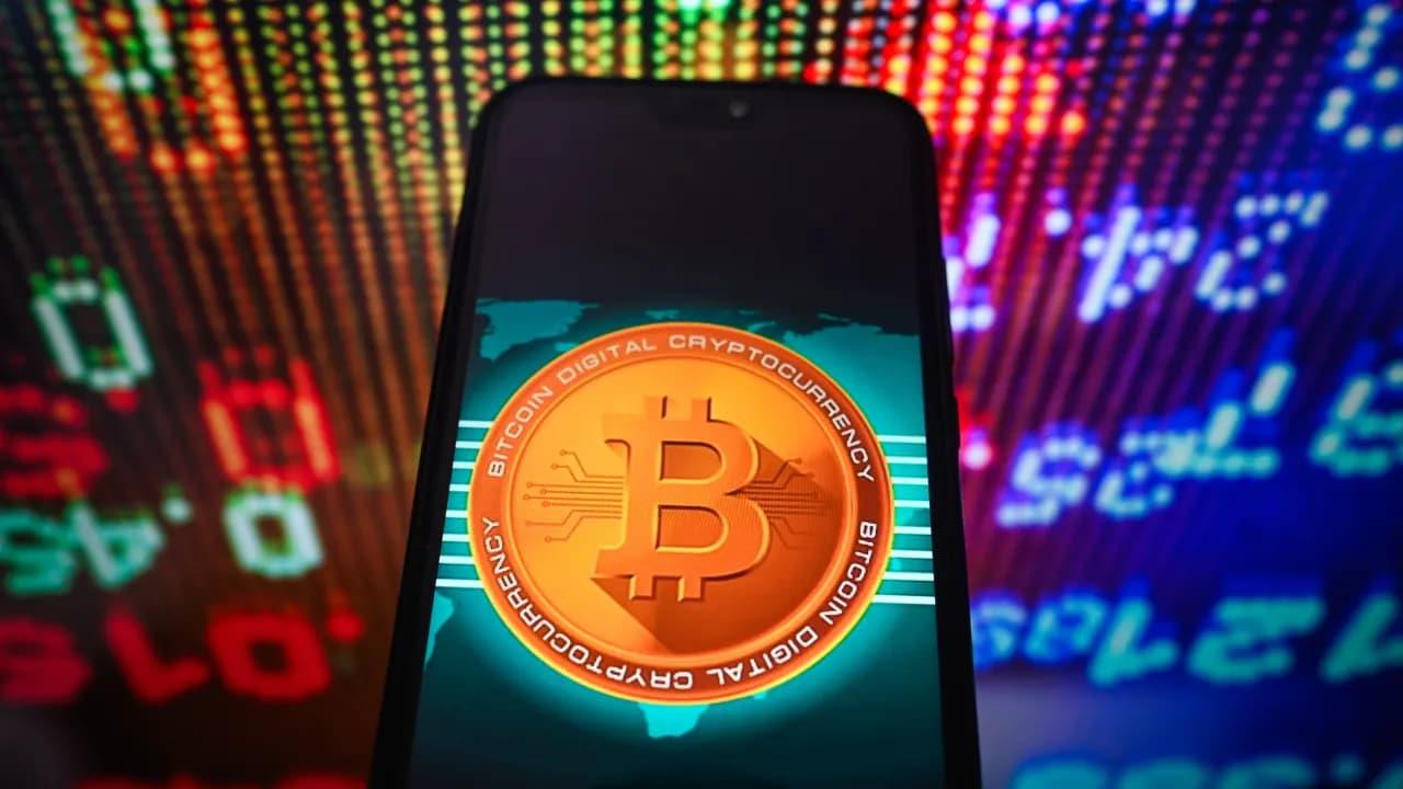 Bitcoin, Major Cryptos Edge Lower Ahead Of Fed Decision - Bitwise Solana ETF Makes Blockbuster Debut Bitcoin, Major Cryptos Edge Lower Ahead Of Fed Decision - Bitwise Solana ETF Makes Blockbuster Debut