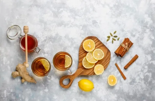 أفضل الوصفات الطبيعية لتفتيح البشرة.. الكركم والعسل سر الإشراقة الفورية أفضل الوصفات الطبيعية لتفتيح البشرة.. الكركم والعسل سر الإشراقة الفورية