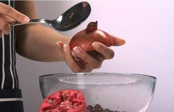 3 طرق سهلة لاستخراج بذور الرمان دون فوضى 3 طرق سهلة لاستخراج بذور الرمان دون فوضى