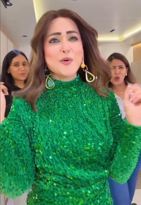Hina Khan Channels Her Inner Poo, Recreates Kareena Kapoor's Iconic Scene From K3G Hina Khan Channels Her Inner Poo, Recreates Kareena Kapoor's Iconic Scene From K3G