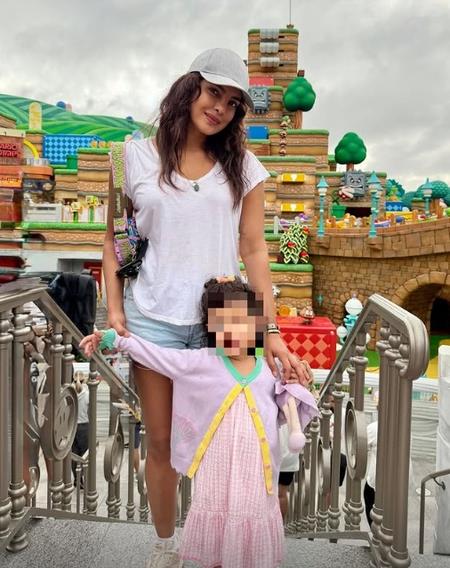 Priyanka Chopra Pulls Daughter Malti Marie Back As She Tries To Run To Daddy Nick Jonas On Stage Mid-Concert Priyanka Chopra Pulls Daughter Malti Marie Back As She Tries To Run To Daddy Nick Jonas On Stage Mid-Concert