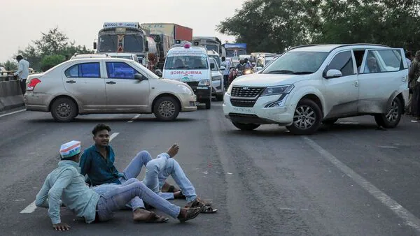 Nagpur Tractor Rally: Farmers Block Nagpur-Hyderabad Highway, Seek Farm Loan Waiver Nagpur Tractor Rally: Farmers Block Nagpur-Hyderabad Highway, Seek Farm Loan Waiver