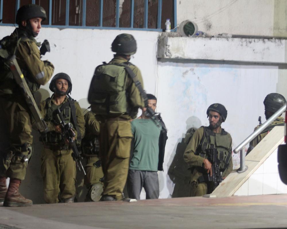 الاحتلال يحتجز 44 مواطنًا خلال اقتحام مخيم الدهيشة جنوب بيت لحم الاحتلال يحتجز 44 مواطنًا خلال اقتحام مخيم الدهيشة جنوب بيت لحم