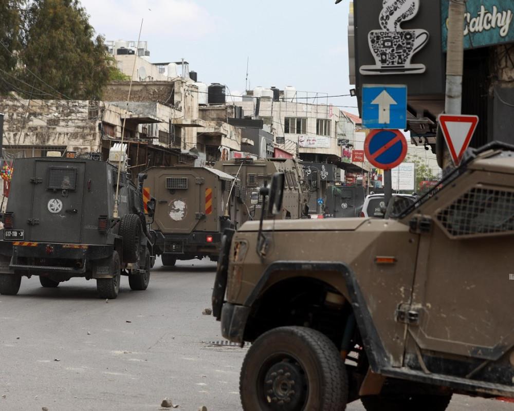 الاحتلال يعتقل مواطنًا ويدمر محتويات محال تجارية في نابلس الاحتلال يعتقل مواطنًا ويدمر محتويات محال تجارية في نابلس