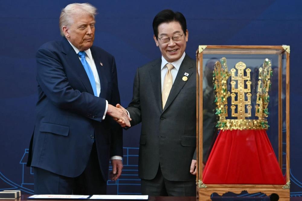 South Korea Gifts Trump Replica Of Ancient Golden Crown South Korea Gifts Trump Replica Of Ancient Golden Crown