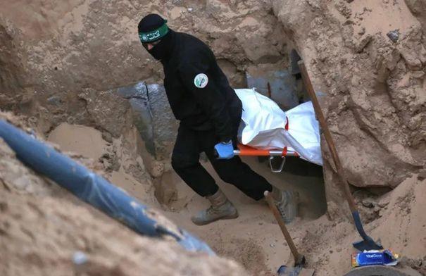 القسام تسلم جثتي أسيرين إسرائيليين القسام تسلم جثتي أسيرين إسرائيليين