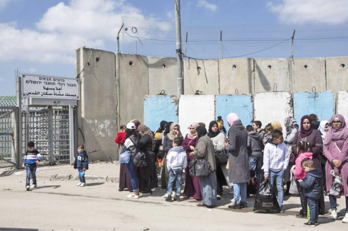 إسرائيل تشل حياة الفلسطينيين بـ 916 حاجزاً في الضفة إسرائيل تشل حياة الفلسطينيين بـ 916 حاجزاً في الضفة