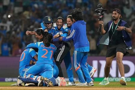 Kareena, Rishab Shetty & Others Praises Team India For Reaching The Women's World Cup Final Kareena, Rishab Shetty & Others Praises Team India For Reaching The Women's World Cup Final