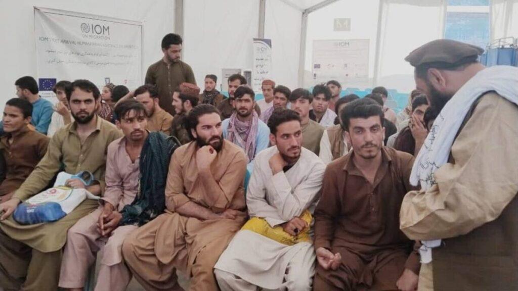 Over 300 Afghan Prisoners Set Free From Pakistani Jails, Returned Home: Ministry Over 300 Afghan Prisoners Set Free From Pakistani Jails, Returned Home: Ministry