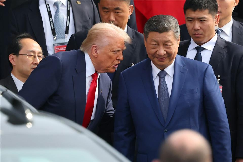 Trump-Xi Talks Will Not Have Changed The Priorities Of The Chinese Government Donald Trump speaks with Xi Jinping following their meeting in Busan, South Korea, on October 30.          Yonhap / EPA