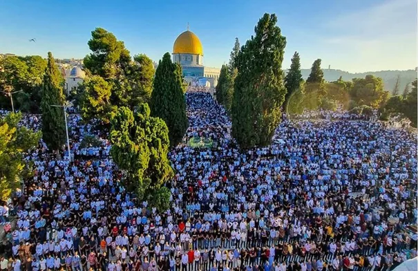 عشرات الآلاف يؤدون صلاة الجمعة بالمسجد الأقصى عشرات الآلاف يؤدون صلاة الجمعة بالمسجد الأقصى