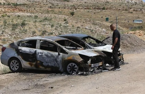 مستوطنون يحرقون 3 مركبات بالضفة الغربية في ثاني اعتداء خلال ساعات مستوطنون يحرقون 3 مركبات بالضفة الغربية في ثاني اعتداء خلال ساعات