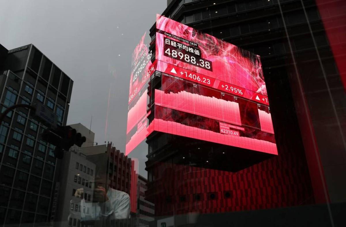 المؤشر نيكاي يسجل أعلى مكسب شهري في 31 عاماً المؤشر نيكاي يسجل أعلى مكسب شهري في 31 عاماً