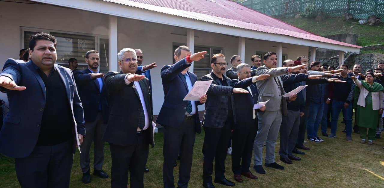 Rashtriya Ekta Diwas: LG Administers Unity Pledge Rashtriya Ekta Diwas: LG Administers Unity Pledge