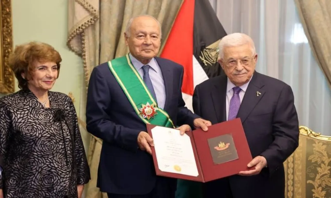 عباس يقلد أبوالغيط الوشاح الأكبر من وسام فلسطين عباس يقلد أبوالغيط الوشاح الأكبر من وسام فلسطين