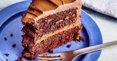 طريقة عمل كيكة الشوكولاتة بخطوات بسيطة.. فرحى ولادك طريقة عمل كيكة الشوكولاتة بخطوات بسيطة.. فرحى ولادك