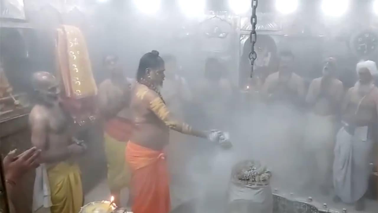 Devotees Witness Sacred Bhasma Aarti At Ujjain's Mahakal Temple Devotees Witness Sacred Bhasma Aarti At Ujjain's Mahakal Temple
