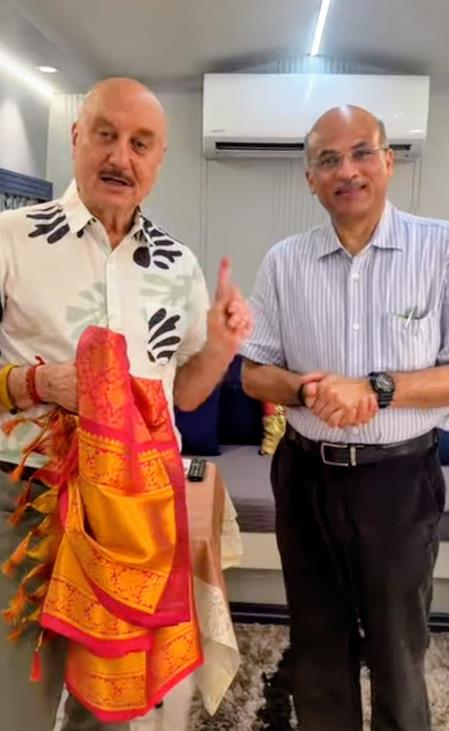 Anupam Kher Announces His Next With Sooraj Barjatya    Calls The Director An 'Icon' Anupam Kher Announces His Next With Sooraj Barjatya    Calls The Director An 'Icon'
