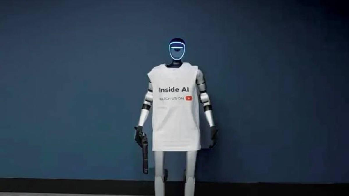 روبوت يطلق النار على شخص في سيناريو تمثيلي