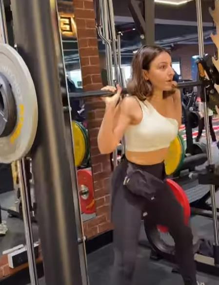 Soha Ali Khan's First Workout Of 2026 Includes Squats, Cable Lunges & Romanian Deadlifts