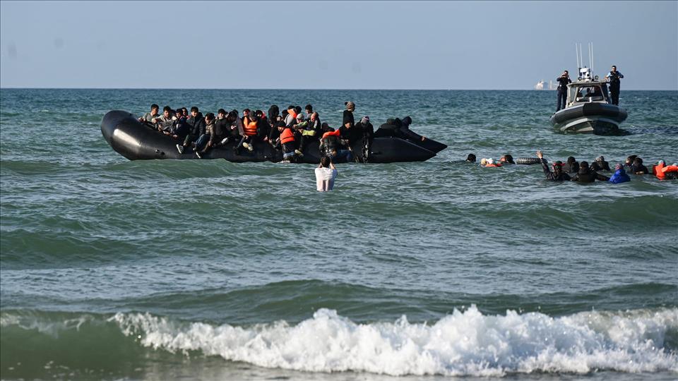 At Least Eight Refugees Die, 37 Rescued After Boat Sinks Off Turkey's Izmir Coast