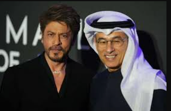 In Photos: How SRK Bonded With Emaar's Mohammed Alabbar During A Fashion Show In Dubai
