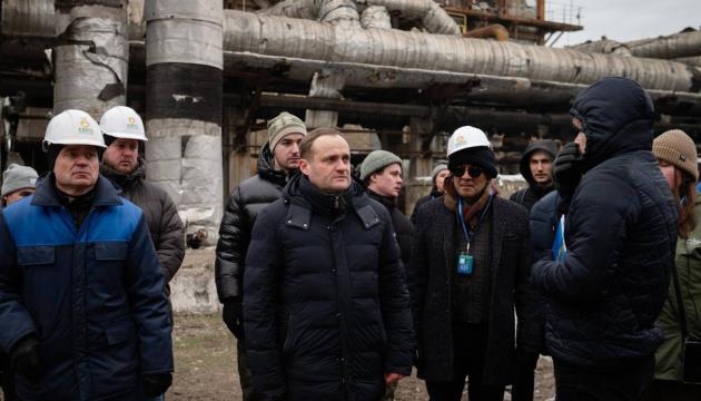 Ambassadors, Foreign Delegates Visit Kyiv's Darnytska TPP Damaged By Russian Attacks