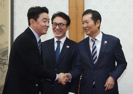 South Korean PM To Meet With Presidential Chief Of Staff, Ruling Party Chief Over US Tariffs