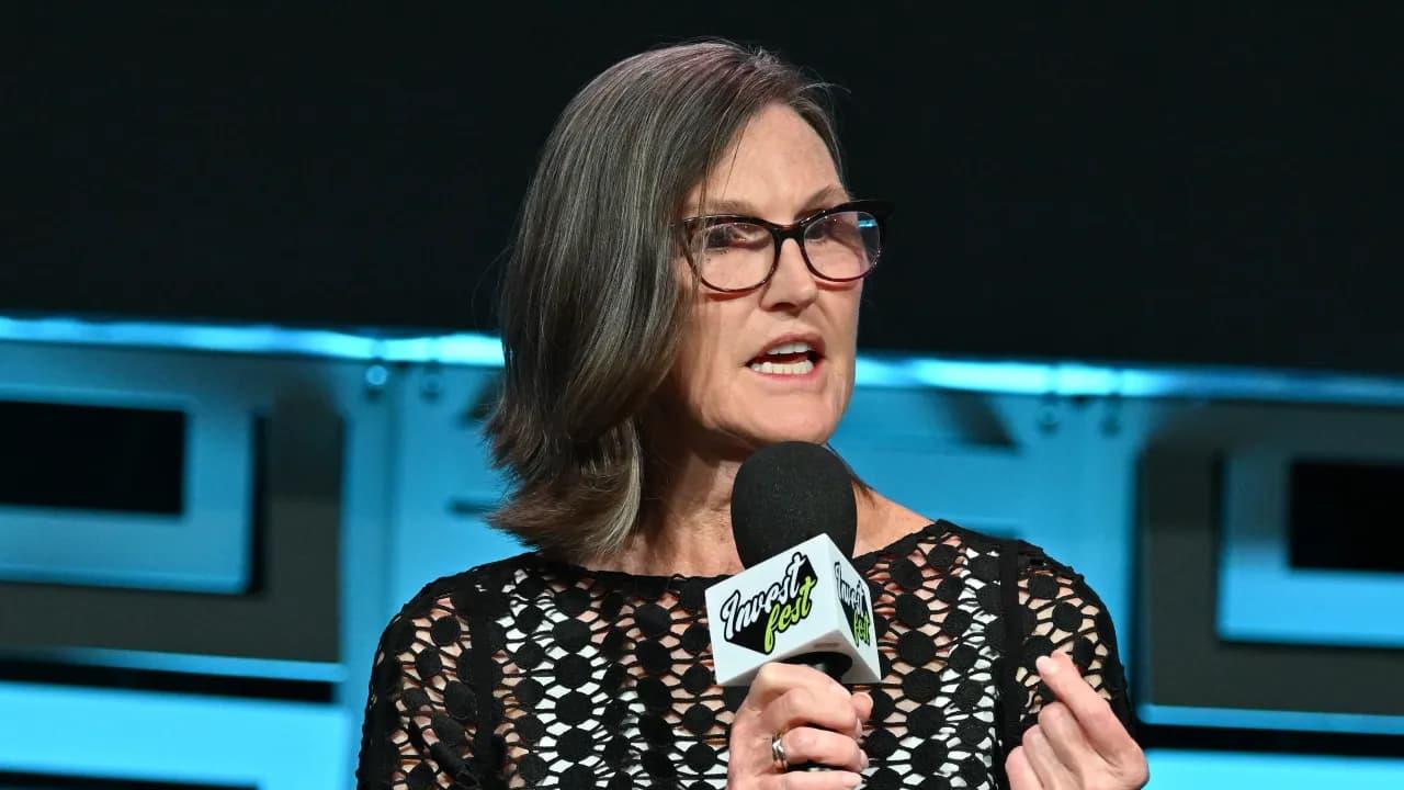 Cathie Wood's ARK Buys $12 Million HOOD Shares Before Robinhood 'Take Flight' Event