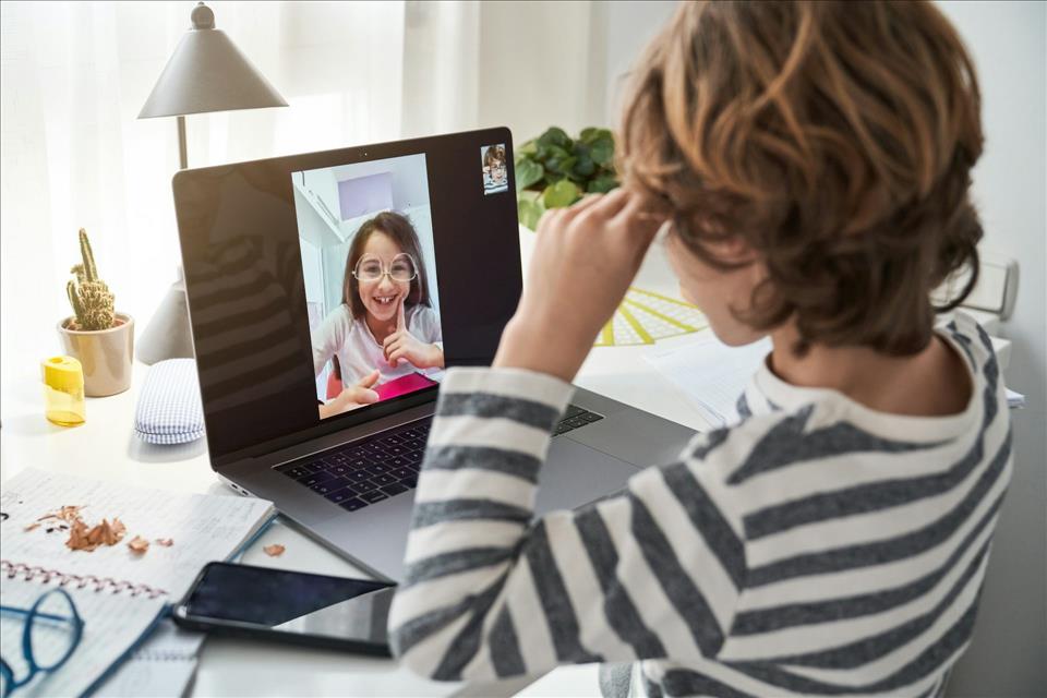 UK Government Recommends Maximum One Hour Of Screen Time For Younger Children: What The Evidence Says