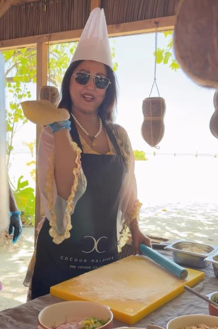 Hina Khan Flaunts 'Gol Rotis' While On Luxurious Vacation In Maldives