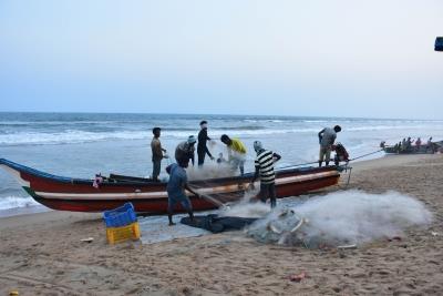 10 Indian Fishermen From TN Arrested By Sri Lankan Navy    Boat Seized