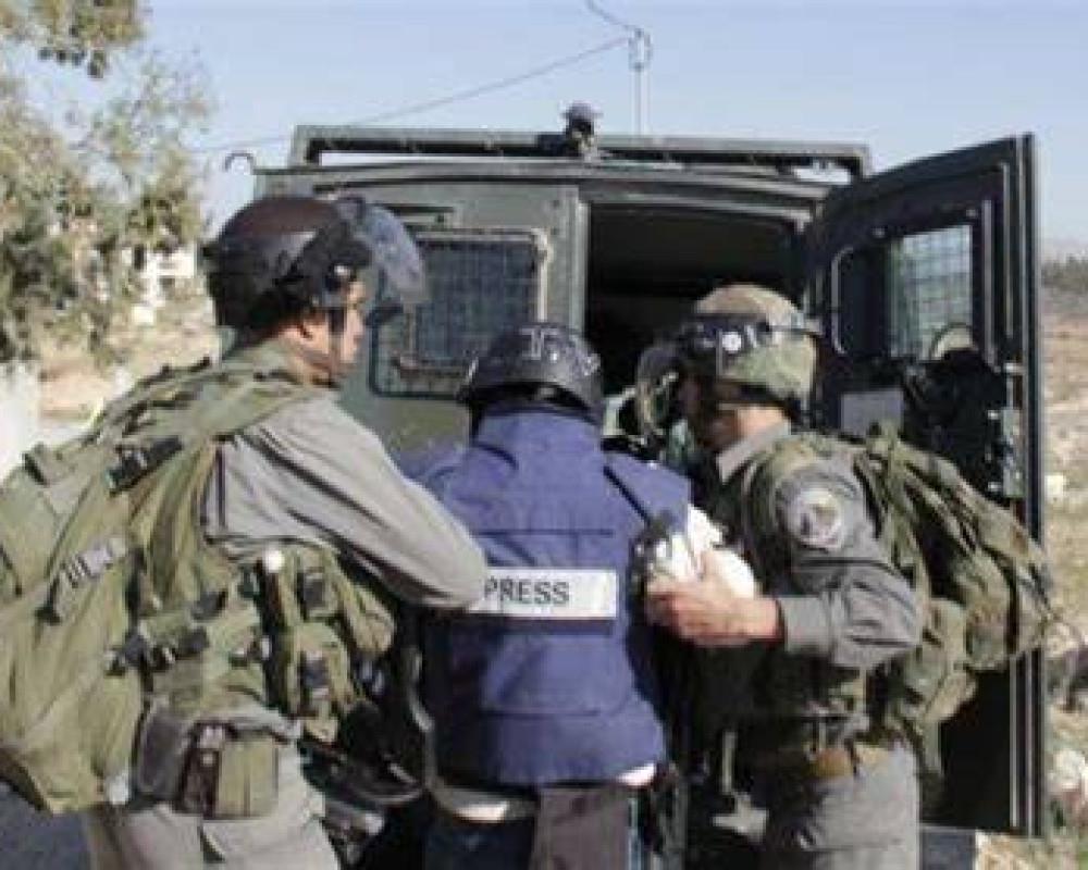 الاحتلال يحتجز طاقم تلفزيون فلسطين في عنبتا ويجبره على مغادرة المكان