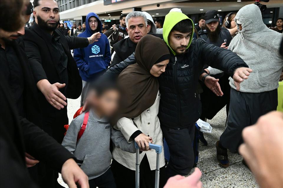 What's Next For The ISIS Families? This Is How 'De-Radicalisation' Programs Work In Australia