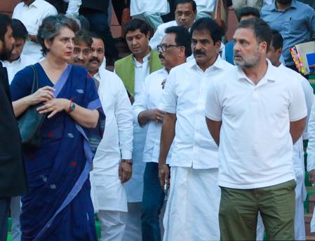 Kerala CM Race: Congress Leaders Meet Ahead of Announcement | Quick Digest