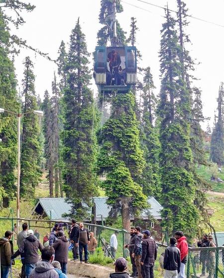 Hundreds Rescued After Gulmarg Gondola Cable Car Suffers Technical Glitch | Quick Digest