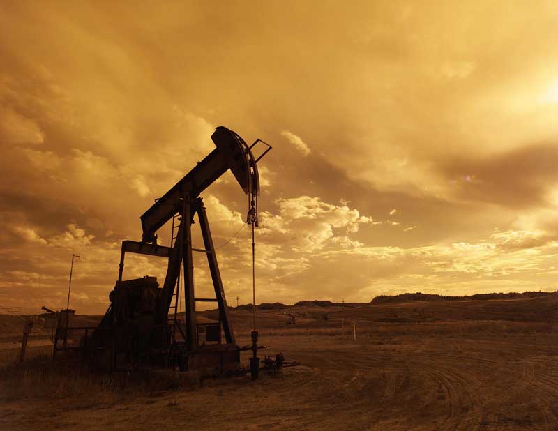 Oil decreases due to estimated US crude inventory surge