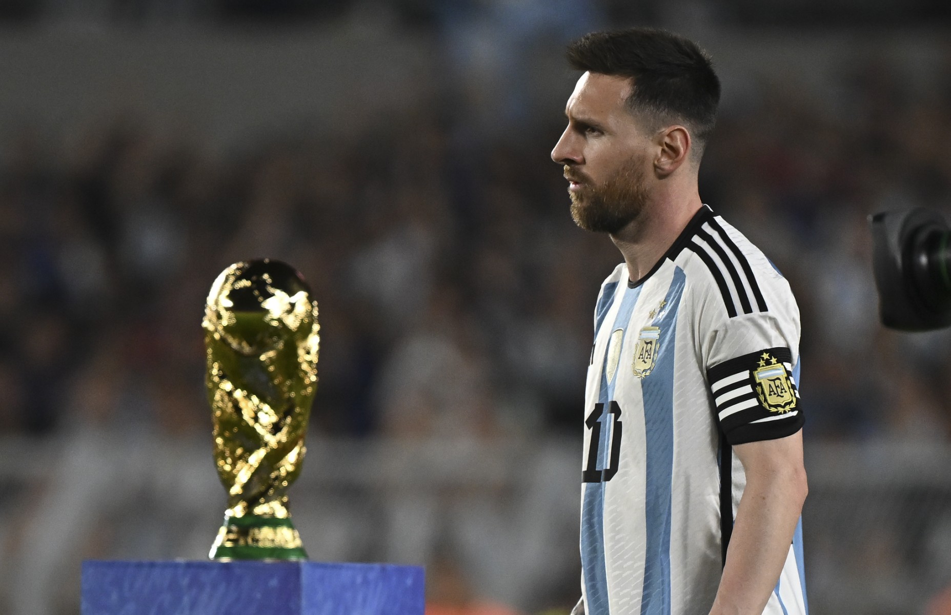 Collection six white-blue shirts worn by Lionel Messi in 2022 World Cup up for auction 
